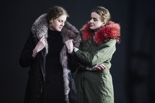 이탈리아 프리미엄 모피 브랜드 '퍼세이세이'의 '리얼 폭스라쿤퍼코트' <GS샵 제공>